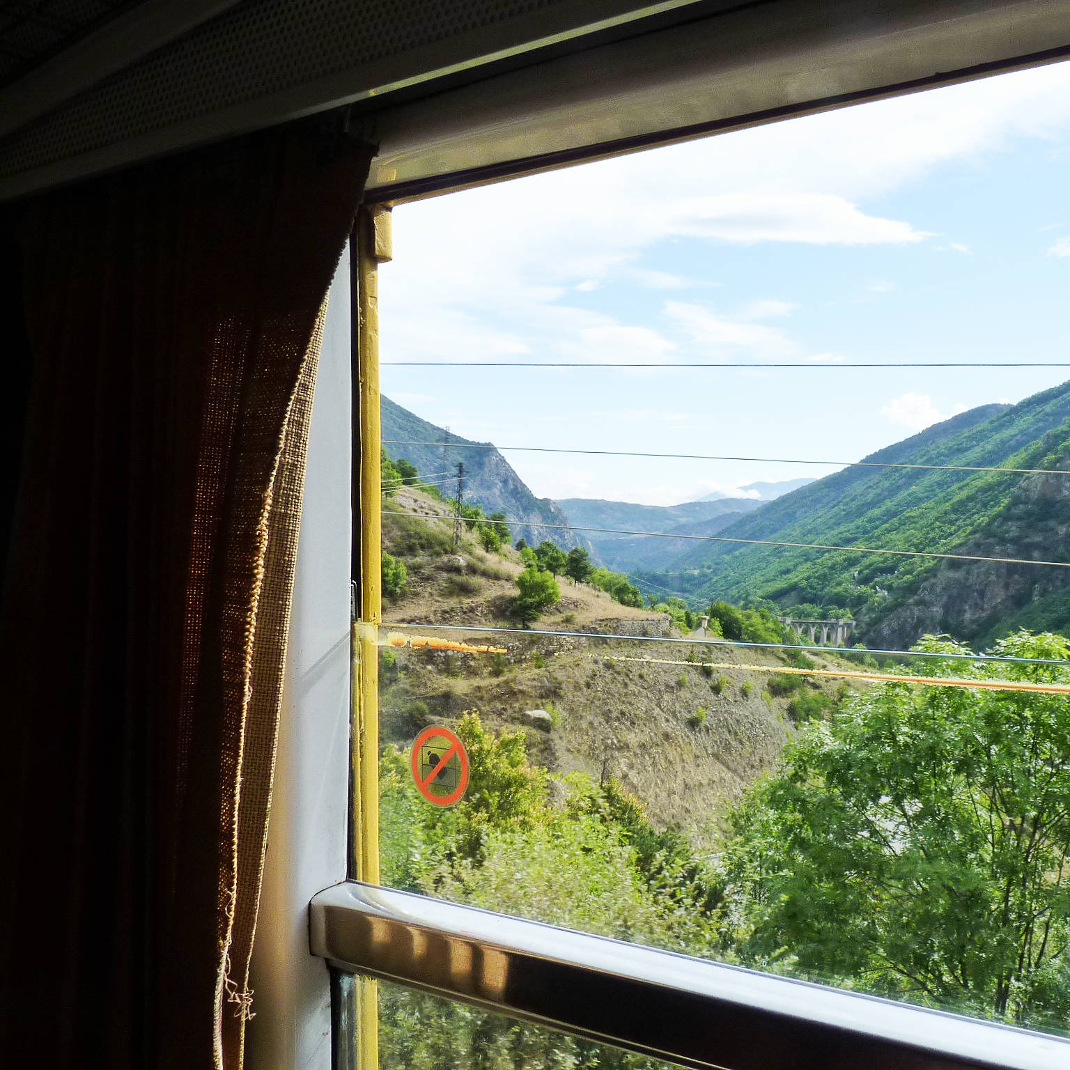 alice raconte - carnettiste - illustratrice - carnet de voyage - train jaune